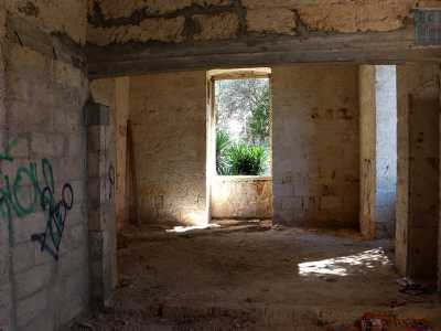 Attraverso una finestra aperta riusciamo comunque a introdurci negli interni, costituiti da un salone centrale circolare e quattro vani secondari che un tempo accoglievano statue neoclassiche ormai perdute